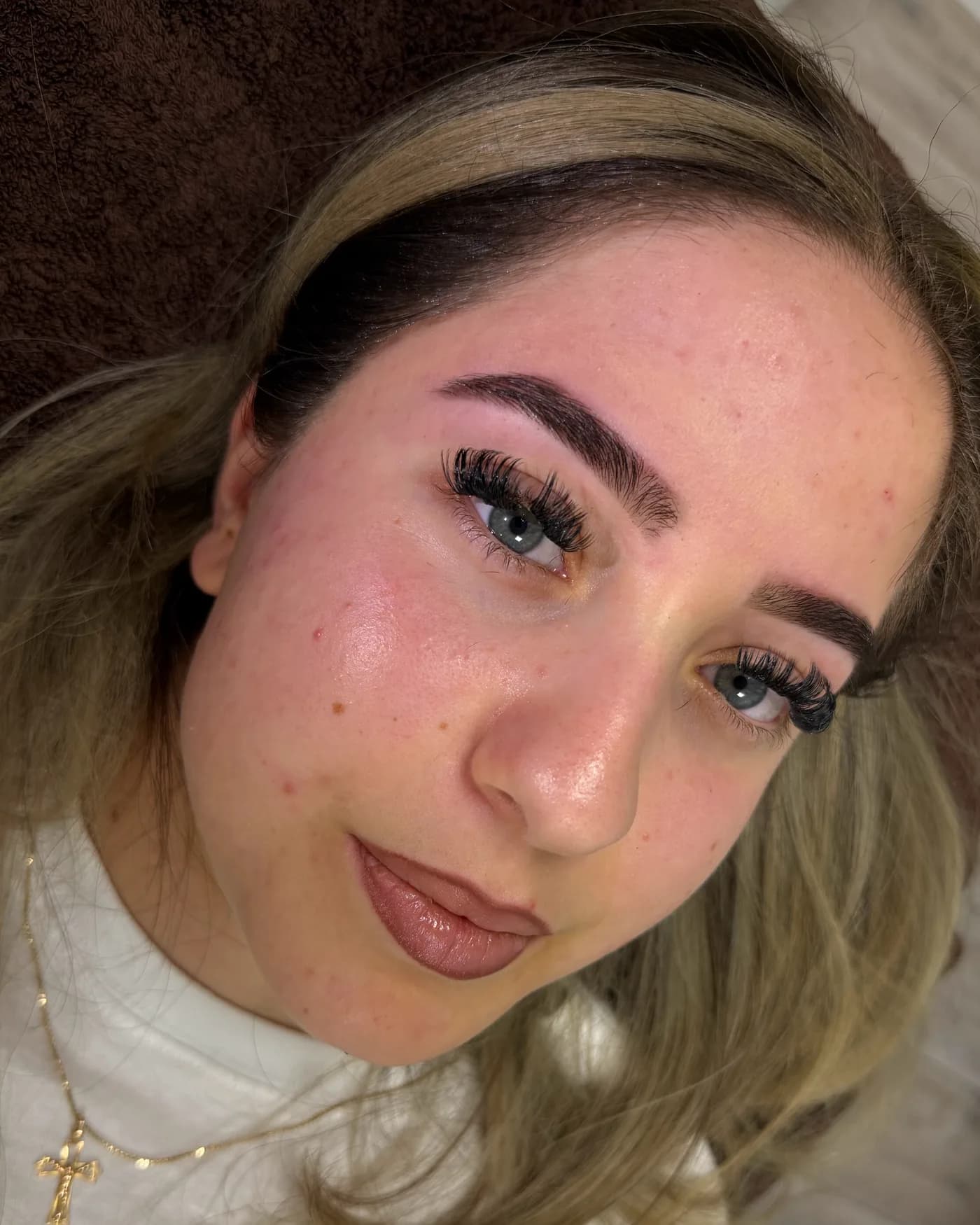 Donkere, gevulde wenkbrauwen na henna brows bij een klant met blond haar