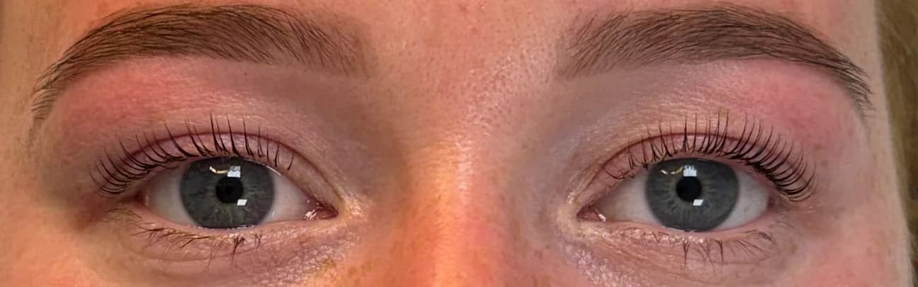Dezelfde ogen na henna brows en een Korean lash lift, met donkere, gevormde wenkbrauwen en gekrulde wimpers
