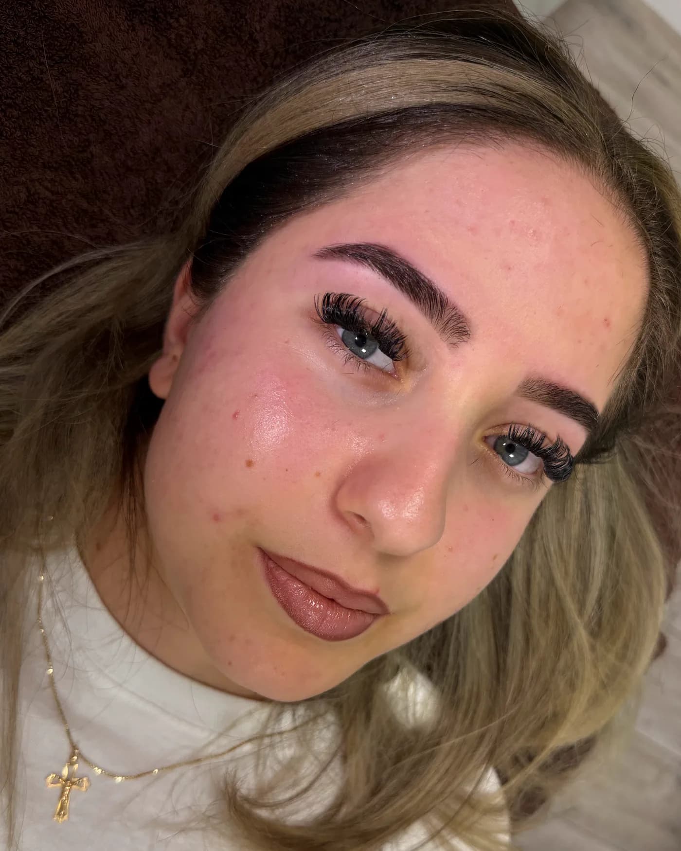 Donkere, gevulde wenkbrauwen na henna brows bij een klant met blond haar