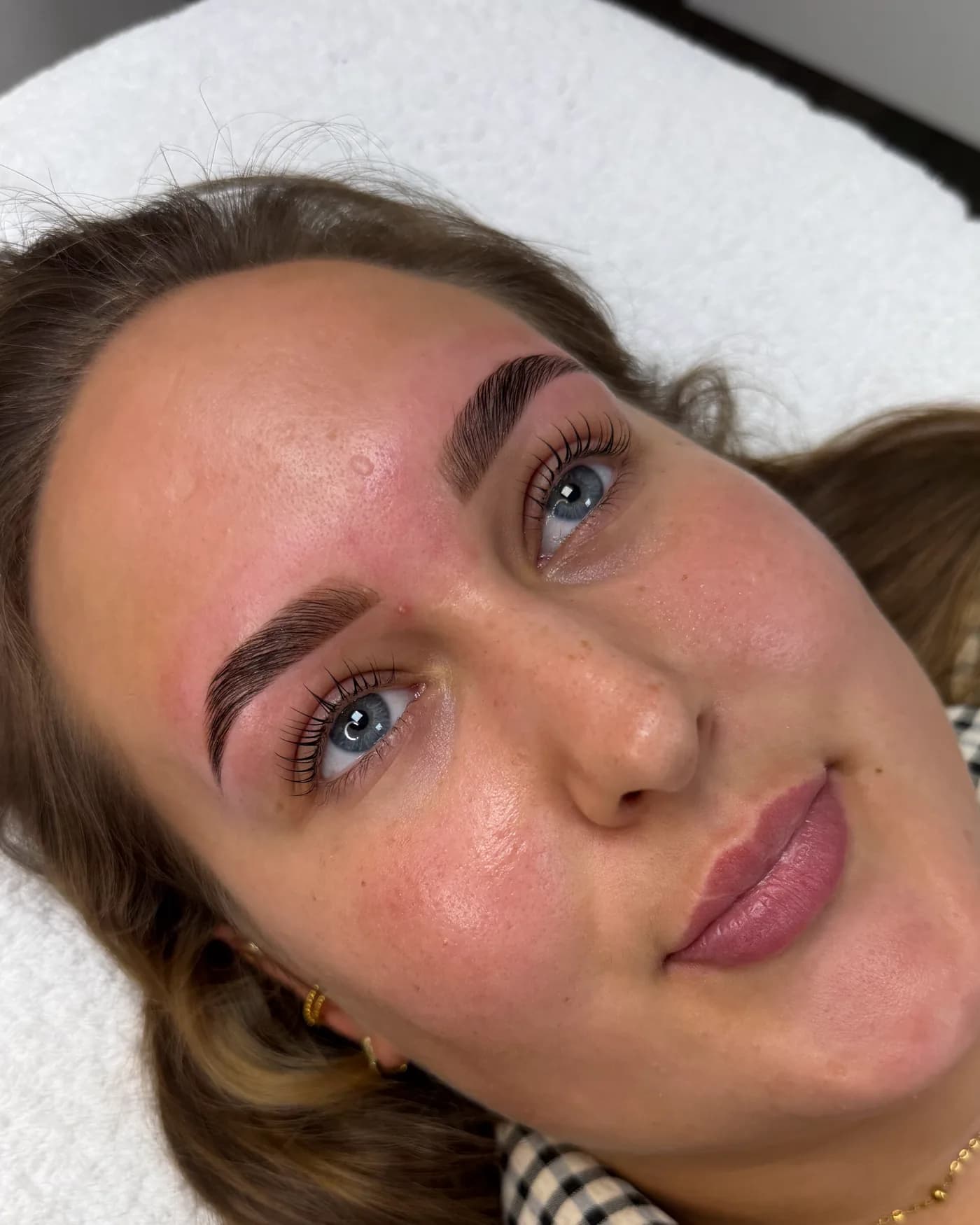 Geformte, nach oben gelegte Augenbrauen und geschwungene Wimpern nach einer Brow Lamination und einem Lash Lift
