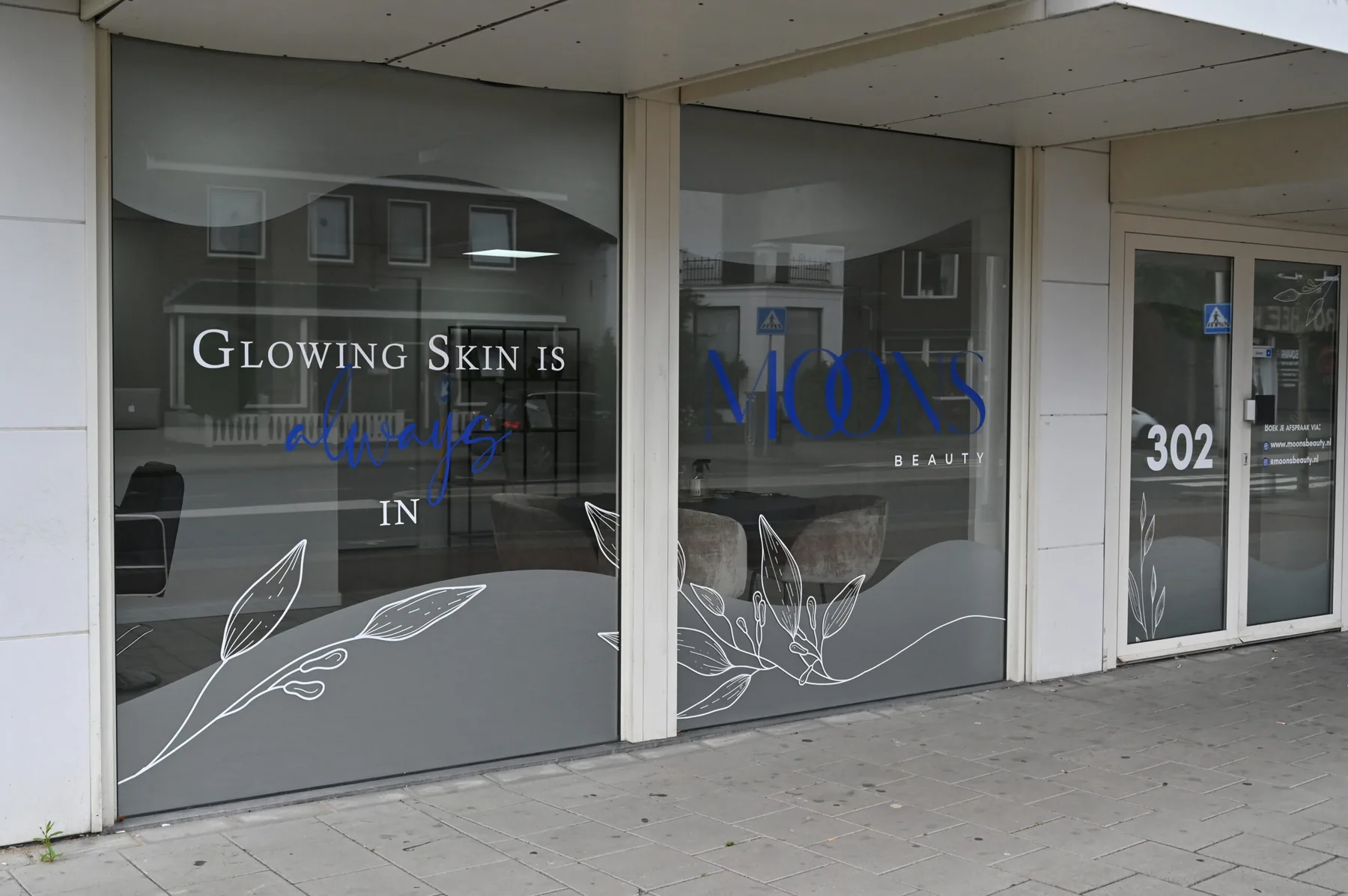Die Fassade von Moons Beauty in der Haaksbergerstraat 302 in Enschede