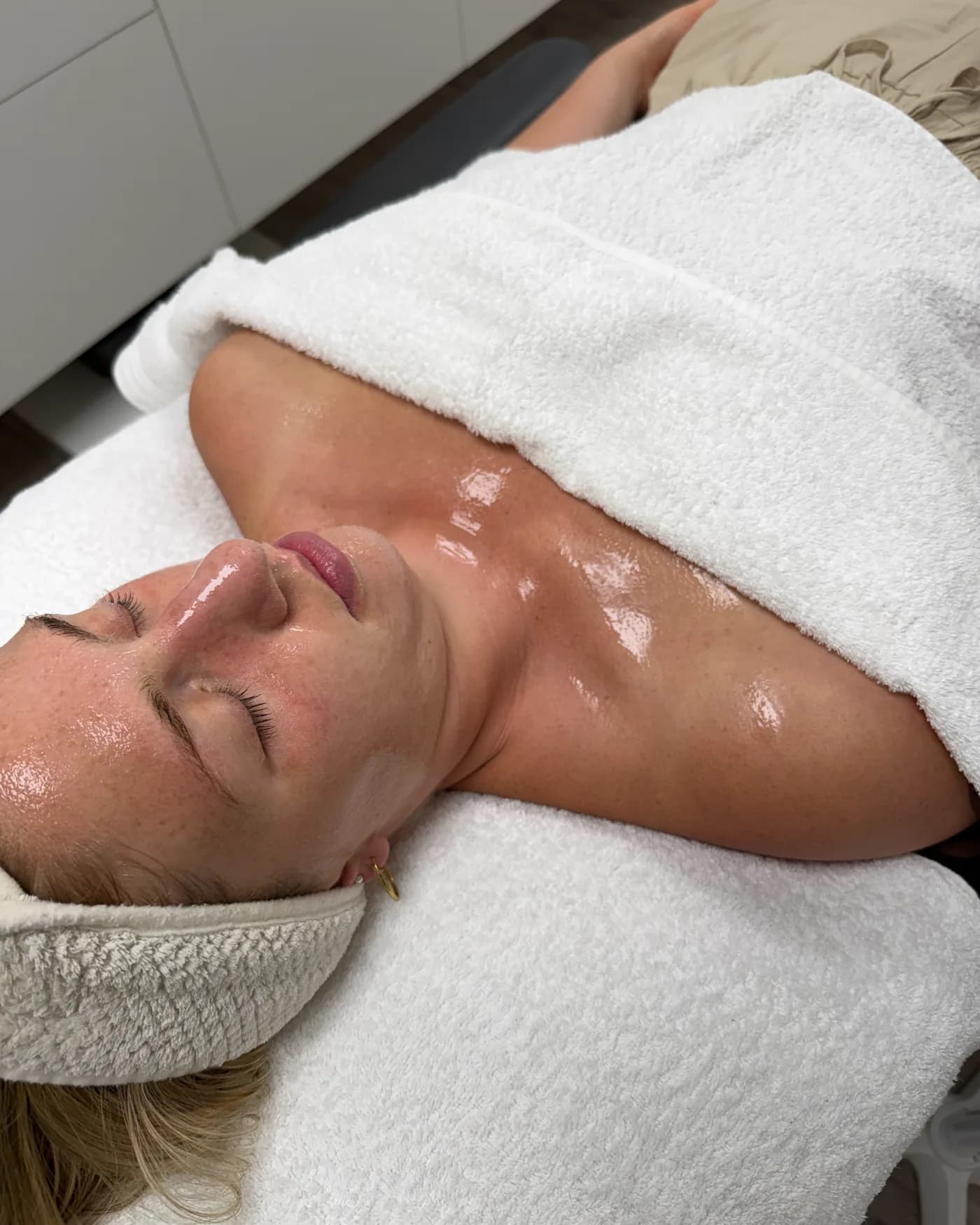 Gesicht, Hals und Dekolleté glänzen nach einer Massage mit Öl