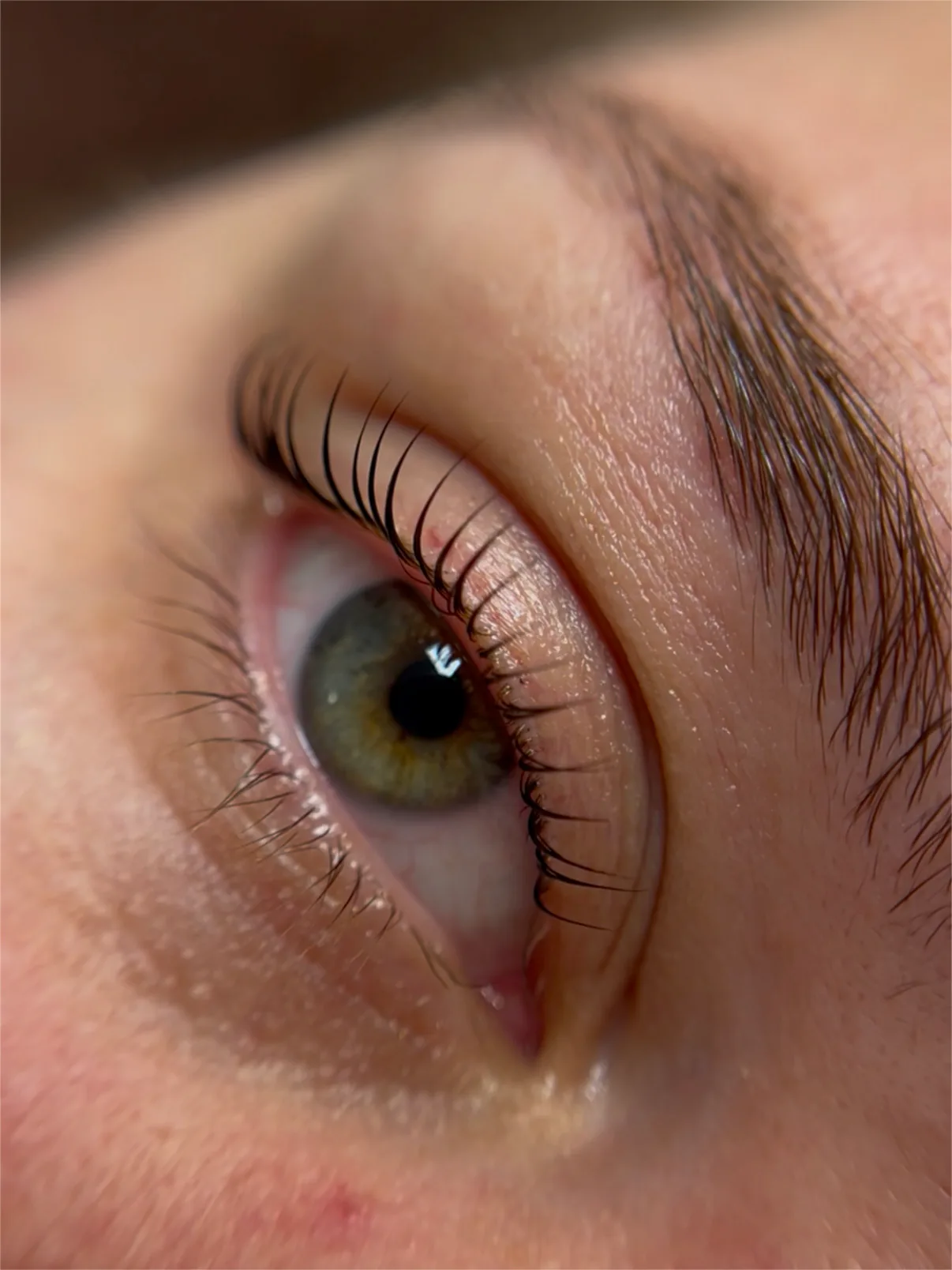 Wimpers na een Korean lash lift, vanaf de wortel omhoog gekruld