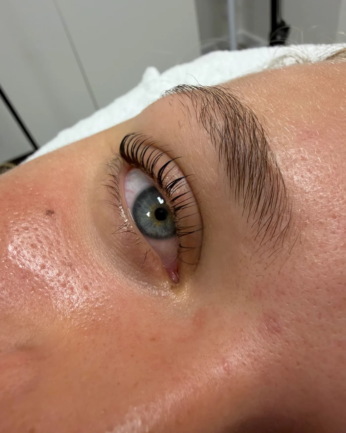 Gekrulde wimpers na een lash lift, van dichtbij