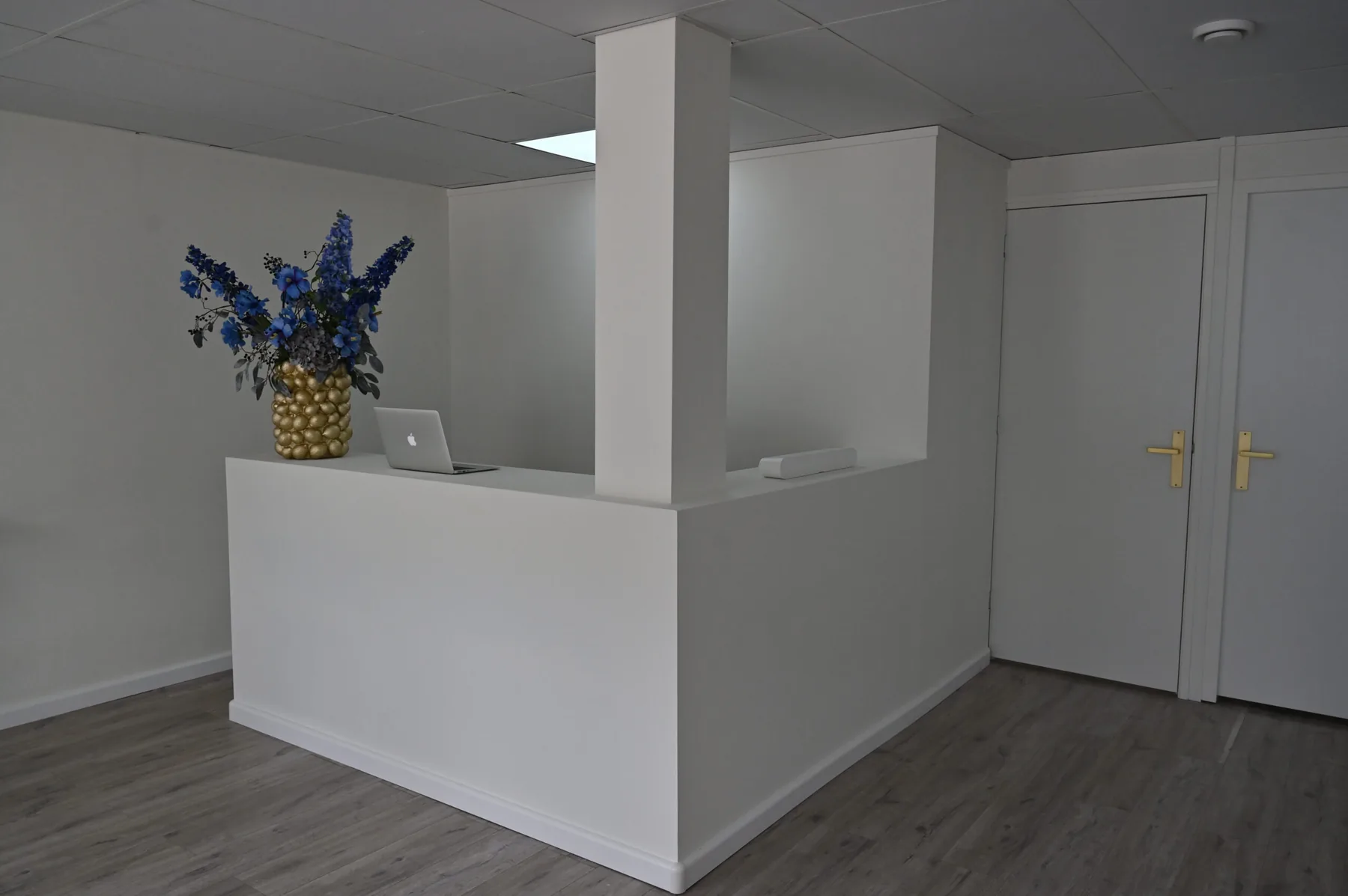 De ontvangstbalie van Moons Beauty