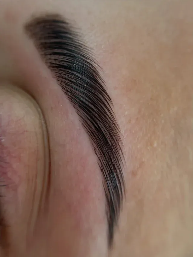 Close-up van wenkbrauwen na browlamination